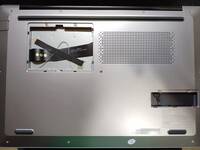 Drive bays opened (2.5" missing cable)